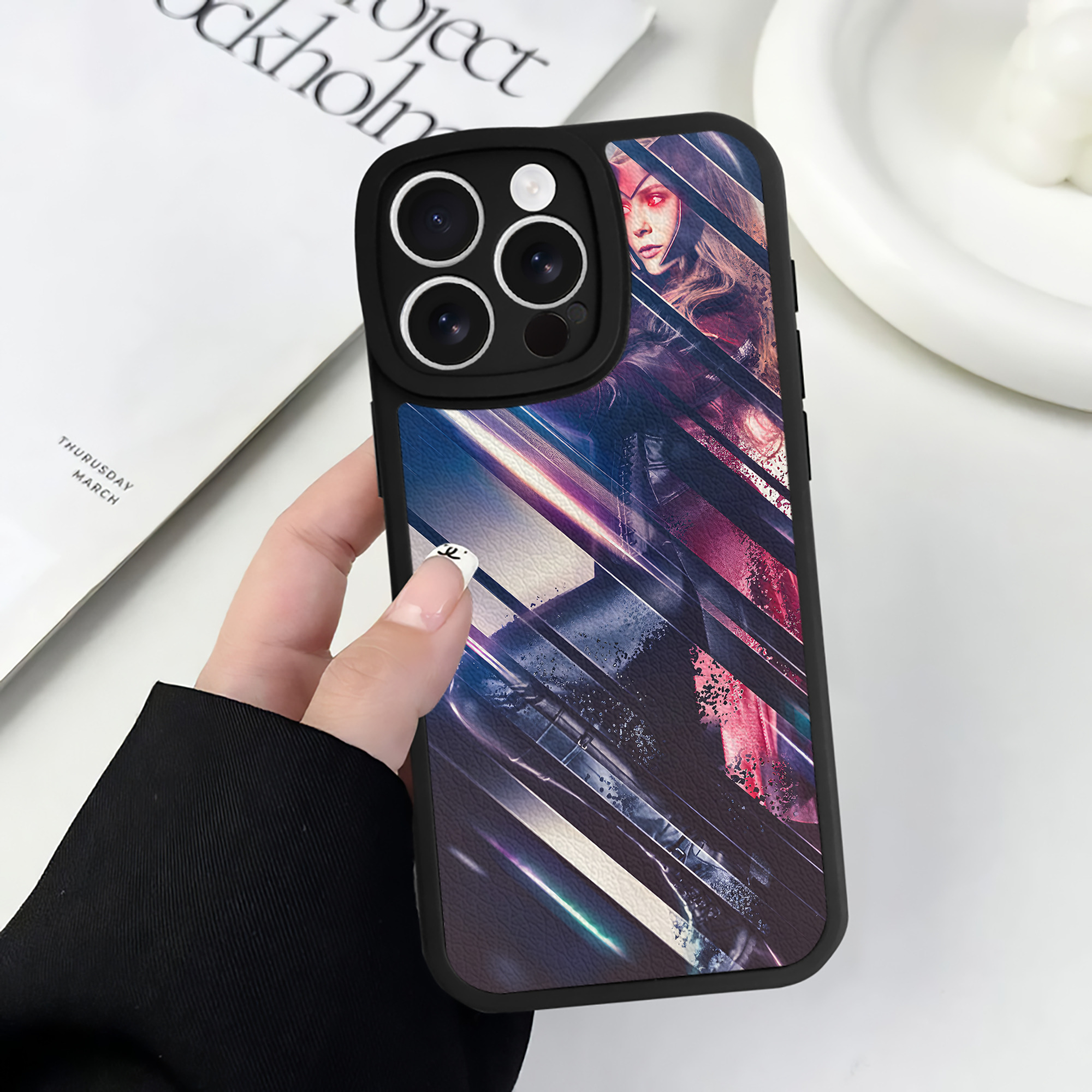 （画像用） アベンジャーズ The Avengers 【iPhone 16シリーズ対応】シリコンスマホケース（レザー調） 材質：シリコン